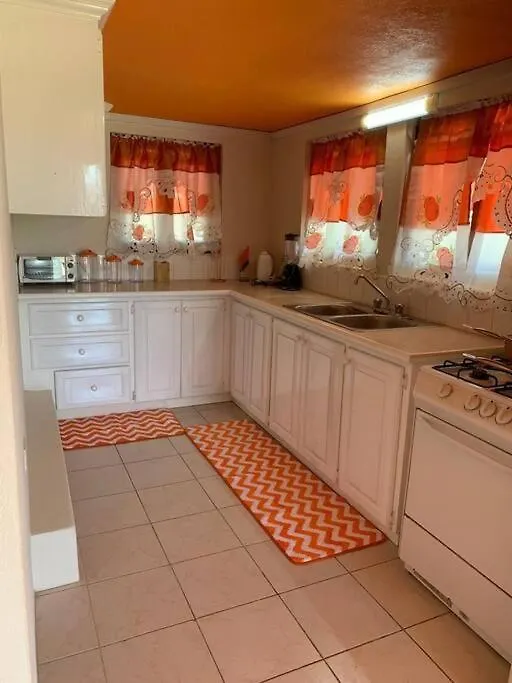 Apartamento Lovely 2 Bedroom Condo With Wifi In A Quiet Area, 7-10 Minutes Away From Both The Airport And Oistins Christ Church Barbados